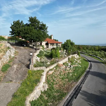 بيت ضيافة Mountain Escape Gamvria